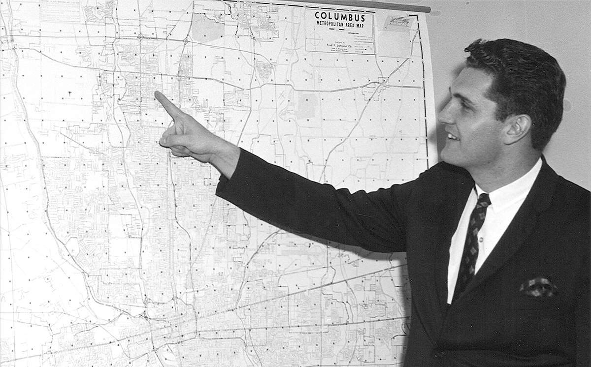 History_Thumb 01 Pastor Dave Hocking pointing at map location in Columbus, Ohio